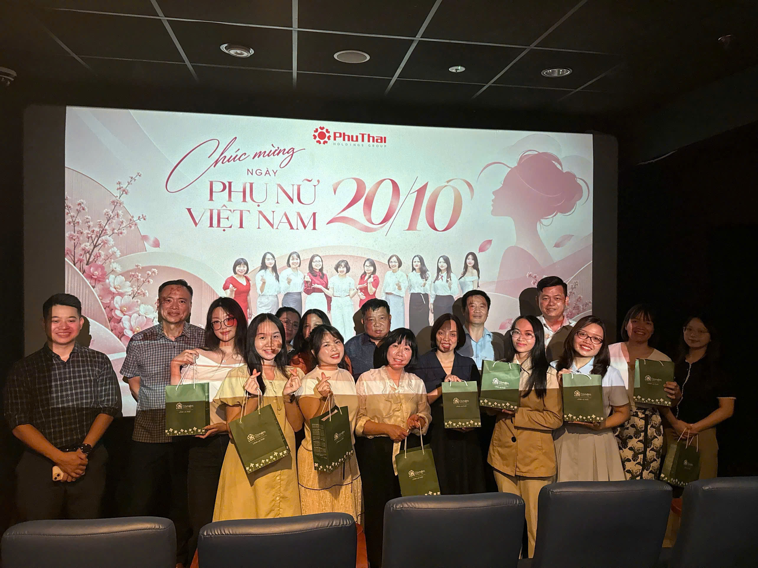 KHÔNG KHÍ CHÀO MỪNG NGÀY PHỤ NỮ VIỆT NAM 20/10 TỪ ĐẠI GIA ĐÌNH PHÚ THÁI